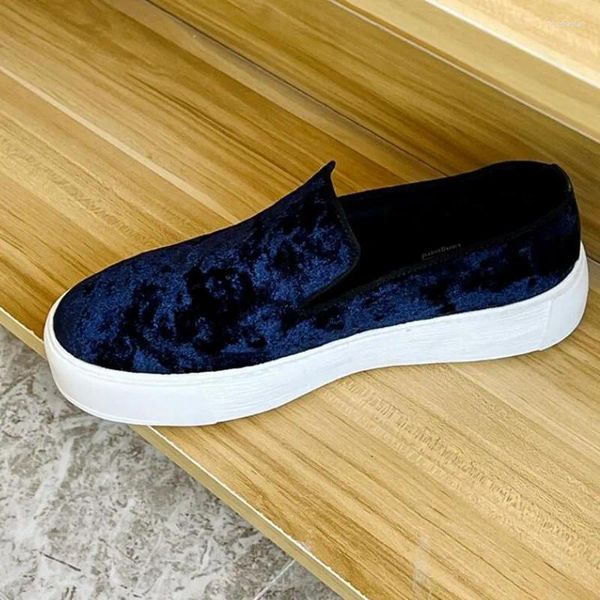 Scarpe casual in velluto blu che guida moca