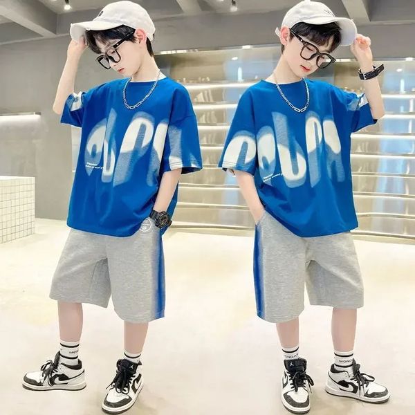 Jungen Sommer 2pcs HipHop Stil Leisure T -Shirtspants Kurzärmelanzüge 414 Jahre Teenager koreanischer Stil Kinder Streetwear Kleidung 240507