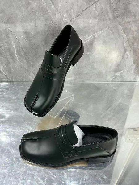 Casual Shoes Style Tabi Toe Herren -Leder -Laibers dunkelgrün schwarz gemischte Farbe auf quadratische Ferse männliche Single