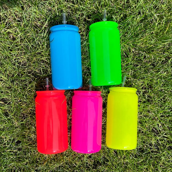 Cores de neon de sublimação em branco reutilizáveis em massa por atacado 16oz podem fazer xícaras de vidro de vidro com formato de vidro com tampa PP e palha para envoltórios UV DTF