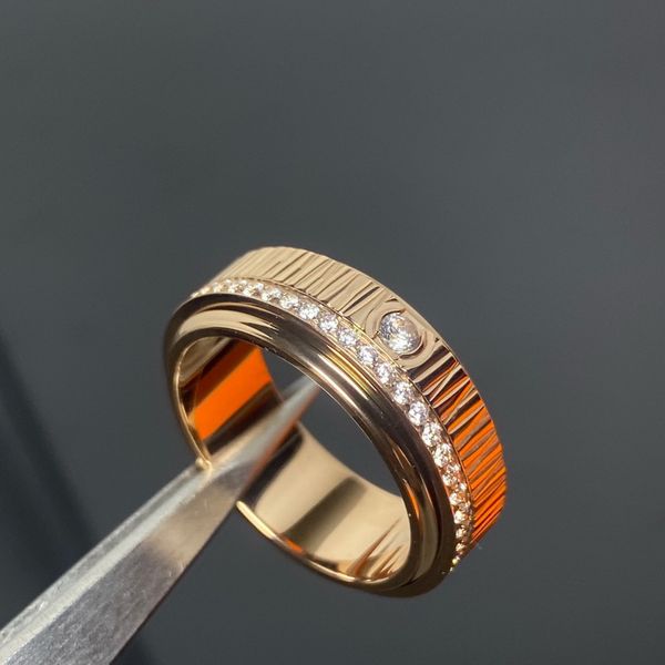 Europa America Style Ring Männer Frauen Frauen Edelstahl plattiert gold graviertes p Buchstabenmuster Einstellungen Diamond Rotatable Liebhaber Ringe Größe US6-US11