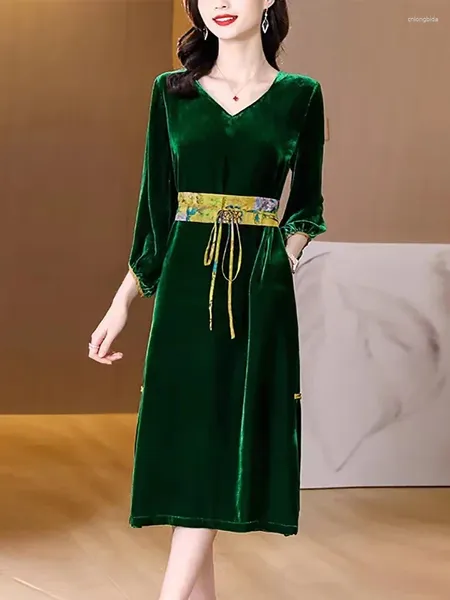 Vestidos casuais 2024 Velvo verde Velvet V Slava longa de luvas de outono de inverno Luxo Lúdulo solto Mulheres coreanas vintage elegantes J321
