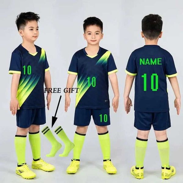 Trikots 1 Paar kostenloser Kniegeschenke für Fußball -Jersey -Song -Set Custom LDREN Football Jersey Set H240508