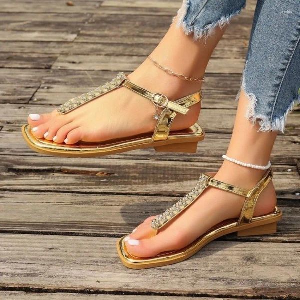 Sapatos casuais Luxury Gold feminino Sandálias de dedo do dedo do peito 2024 Moda T-sheel t-sheel Lady Crystal Sandalias Zapatos