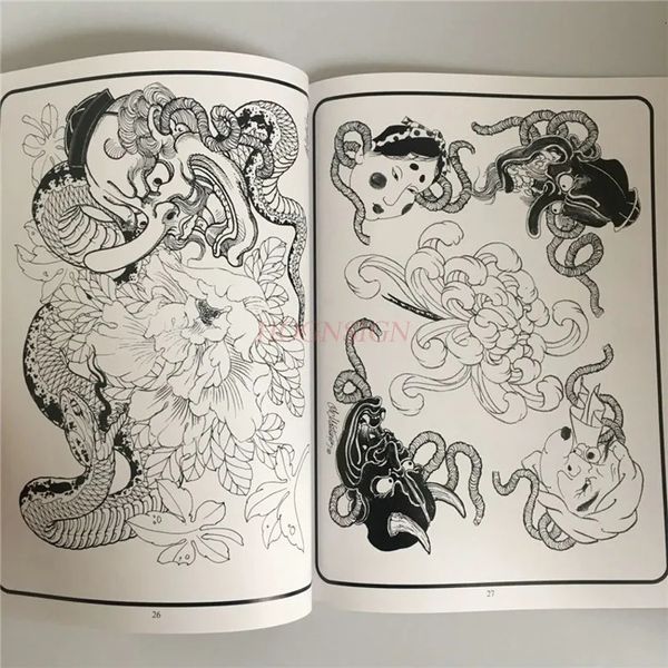 Tattoo Tradition Tatoo Book Manoscritto tradizionale Motivo di libri tatuaggi Album Big Snake Dragon Monster macchiata di Dio 240423