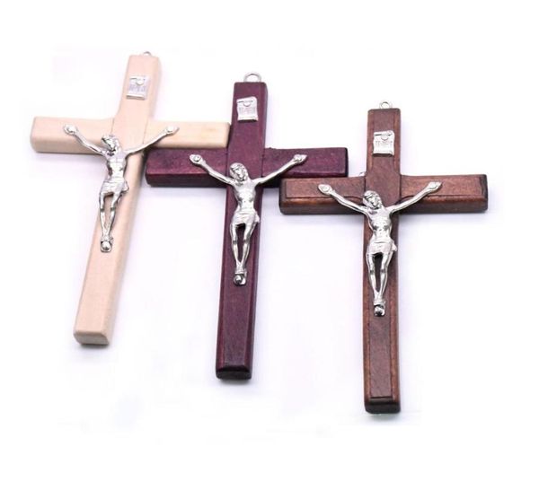 Чистое ручное деревянное распятие Христос страдает икона икона религиозная молитва рука, держащая крест -кулон 8484231