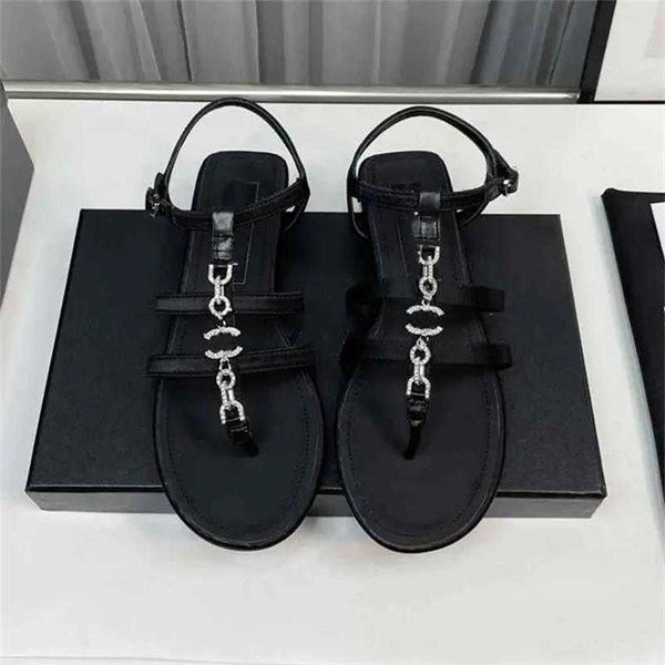 Verão nova sandálias designer de luxo feminino feminino chinelos chinelos diários sandals versáteis sapatos de praia de conforto casual