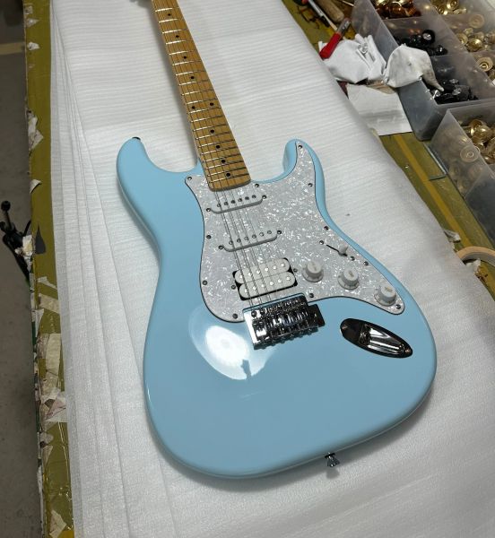 Guitarra st elétrico guitarra mogno corpo branco pickguard sky azul color bordo braço 6 strings guitarra frete grátis