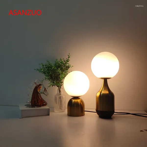 Lâmpadas de mesa Decoração moderna de casa de vidro nórdico Bola de bronze quarto Estudo de cabeceira Lâmpada de proteção para olhos LED