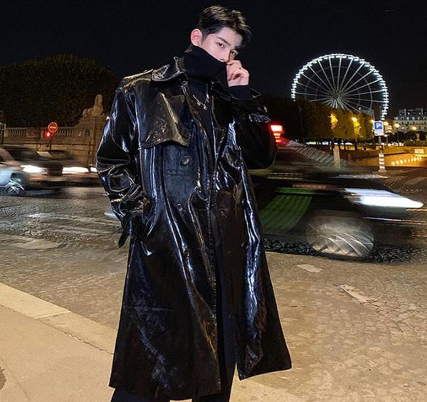 Glitter Mens Trench Coats Man Patent Deri Pu Coat Men Gevşek Kıyafetler Çift Kelime Paltalı Palto Uzun Kollu Siyah Pembe B2489499836