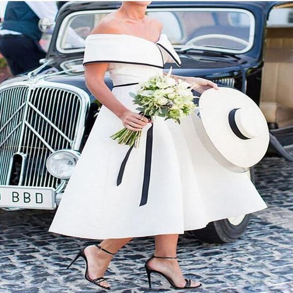 Abiti da sposa corti lunghezza del tè vintage fuori dalla spalla Abito da sposa a A-line in bianco e nero