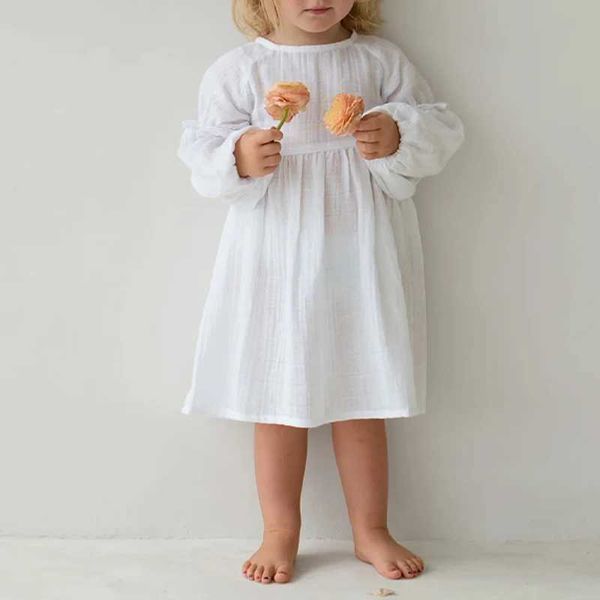 Kız Elbiseleri% 100 Pamuk Gazlı Kız Kravat Beyaz Elbise 2024 Bahar Yeni Bebek Kız Yuvarlak Boyun Çizilmiş Uzun Kollu Günlük Gevşek Dressl2405