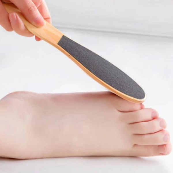 Strumento file professionali del piede a doppia faccia di callus rimodellati per piedi grattugia di pedicure in legno per levigare la pelle dura secca grossolana.