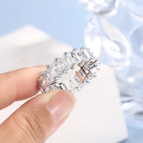Rings de cluster Europa e os Estados Unidos exageraram o retângulo de diamante completo de zircão anel quadrado Luz de luxo Moda 925 jóias de prata