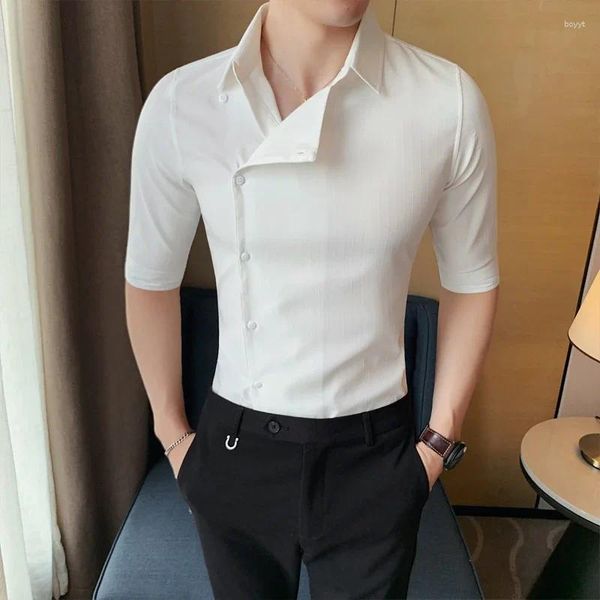 Camisas casuais masculinas mais recente Design Personalidade Flap lateral escuro listrado de manga média verão coreano sólido slim masculino de cinco quartos camisa