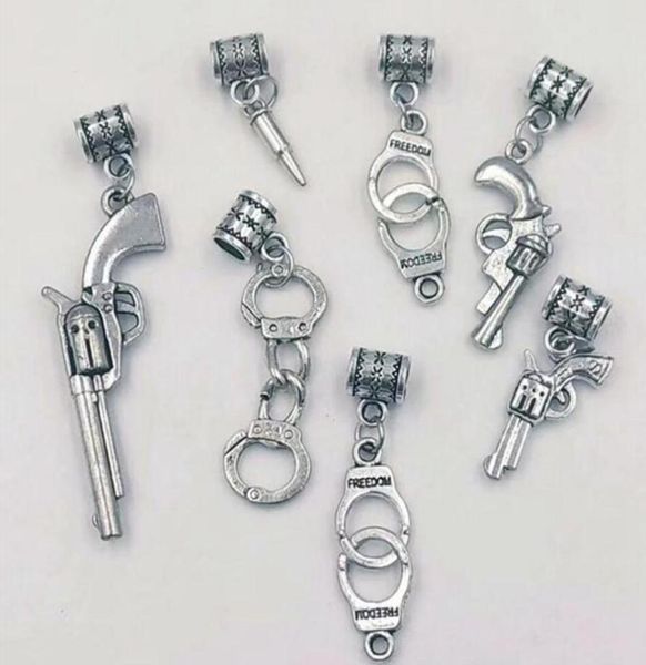 Halskette Anhänger 100pcs Lot Pistolrevolver Kugeln Handschellen Charms Anhänger Halsklearschreiber Juwelierzubehör Modelgeschenk 5885273