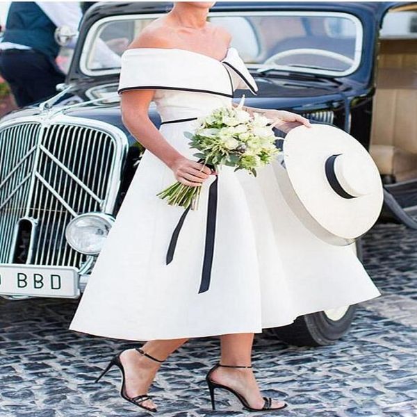 Abiti da sposa corti lunghezza del tè vintage fuori dalla spalla Abito da sposa A-Line degli anni '50 in bianco e nero