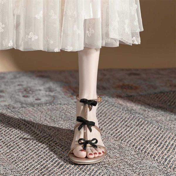 Hip Classic Strass -Sandalen für Frühlings Sommer Sandale Schwarz Bow Fairy Style Römische Band ausgehöhlten Prinzessin Kleidungsschuhe Frauen 240228