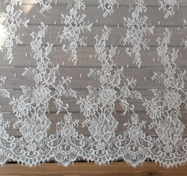 Eyelashes 2022 Novo preço de fábrica Chantilly Lace Taber 150x300cm por peça cílios de petalho Off White Lady Dress Fabric