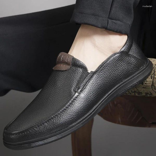 Scarpe casual mobili alla moda italiane uomini in pelle slip-on nere business piatto da ufficio traspirante