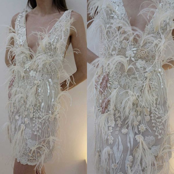 Vestidos curtos à noite da moda para mulheres V Vestidos sem mangas de pescoço Apliques de penas Mini vestido sem costas para a festa de baile feita sob medida