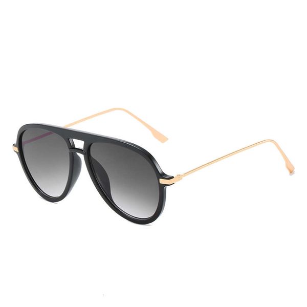 Novos óculos de sol designers da moda Trendy Brand Glasses PC da moda com proteção contra UV Óculos de sol personalizados para fotografia de rua Men e feminino copos