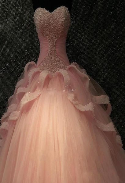 Vestido de bola de tule rosa de pérolas