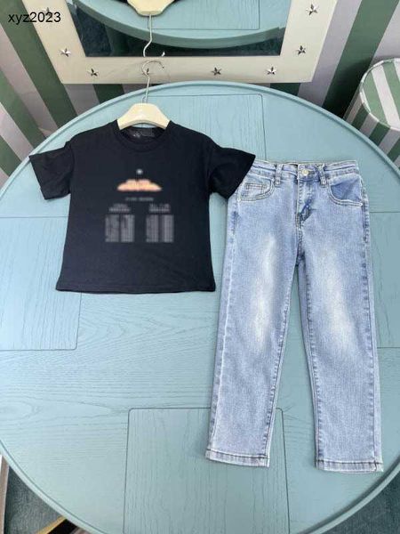 Fashion Baby Tracksuits Summer Boys Jeans Conjunto Crianças de designer Camiseta de 100-150 cm de mangas curtas e jeans azuis lavados 24 a maio