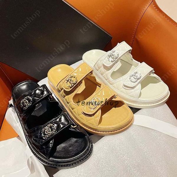 Designer Dad Sandals Women Slipper di alta qualità cursori CNYSTAL PELLE PIELLO SIMPAD SLIDA SCARPE MULI FLASCHI SLINGABACK SHINGBACK SCHIE CASUALI