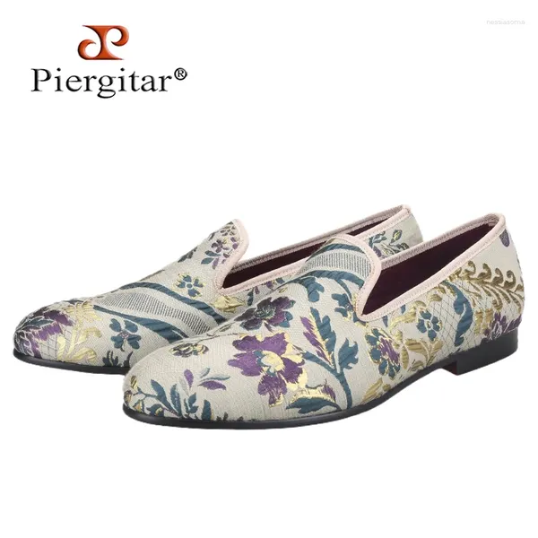 Lässige Schuhe Piergitar 2024 Blumen und Blätter Jacquard Silk Stoff Herren -Slipper handgefertigte Rauchschuhe rote Farbböden Moccasin Mocasin