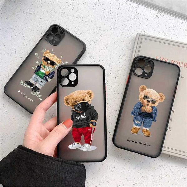 Casos de telefone celular Moda Brand fofo urso hard telefone de telefone adequado para iPhone 13 11 12 Pro Max XR X Xs Max 14 SE2 7 8 15 Plus Transparente Capa preta Fundas fosco j240509