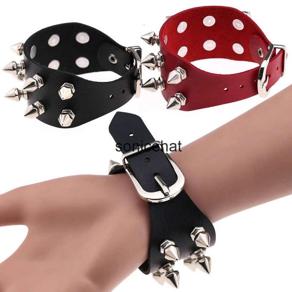 Pulseira de charme pulseira de couro exclusiva de quatro fileiras de espigas cuspidais rebite cravo largo de couro punk rocha gótica unissex branquear jóias de pulseira