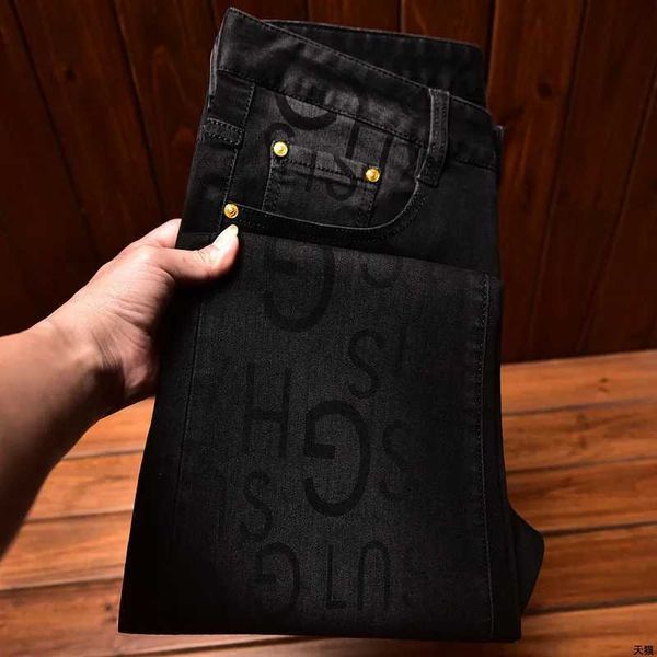 Jeans maschile 2024New Light Luxury Black Jeans Mens High-End Slim Fit Skinny Stretch Casual Casual All-Matching Fashion Stamping Pantaloni Q240509