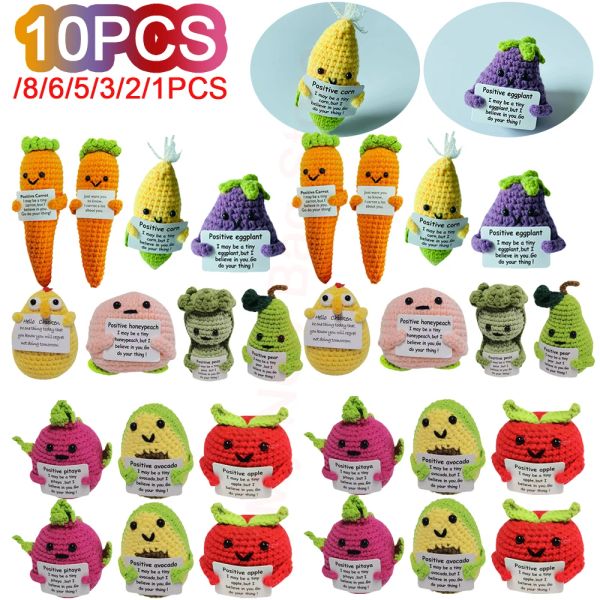 Miniaturen 110pcs positive Kartoffel Niedliche Woll -Strickpuppe mit Karte Lustig inspiriertes Spielzeug winziges Garn handgefertigtes Puppen Christams Geschenkdekoration