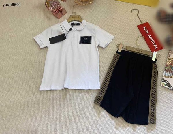 Popular Baby Tracksuits Summer Boys Polo Cirtel Conjunto de camisa 90-140 cm Camisetas de roupas de grife infantil e shorts de retalhos listrados de logotipo 24 a maio