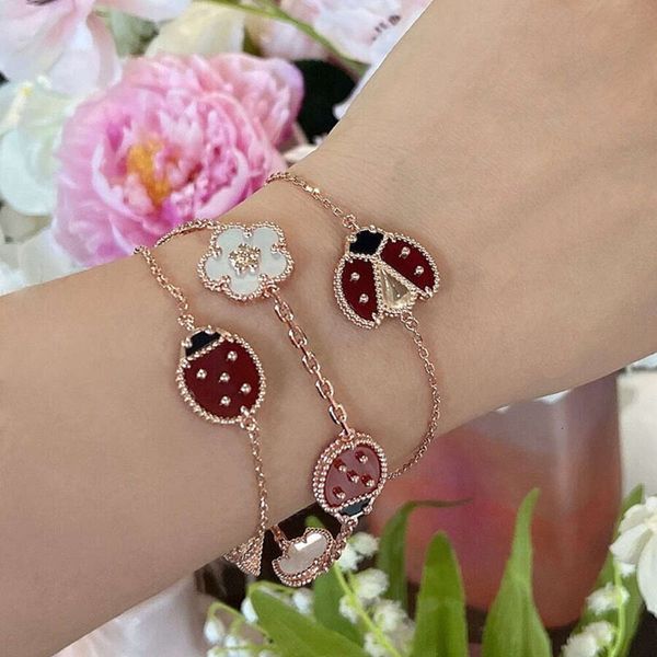 Heißer Verkauf neuer Roségold Pflaumen Blume Ladybug Armband Ladies Fashion Sweet Temperament Brand Schmuckparty Geschenk