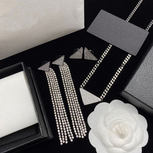 Carta clássica Triângulo Diamante Colar Diamond Temperamento Brincos triangulares Colares Tansel Eadrops Jewelry Sets With Gift Box 289i