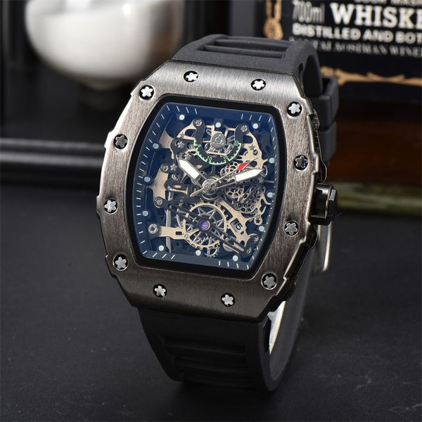 Designer masculino assiste a luxo Sport Watch Men Military Quartz Watches Fashion Rubber Strap Sports Wristwatches Data Data do Squeleletão de Titanium