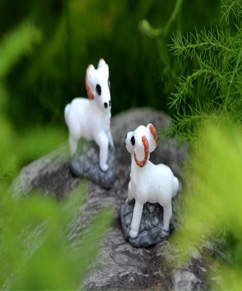 30 pezzi MOQ di alta qualità adorabile mini handcraft white capra in miniatura color come immagine giardino paesaggio paesaggio casa decorativo anim3379283