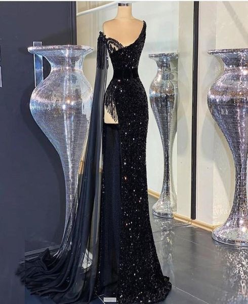 Schwarz glänzende Paillettenabschlussabschluss einen Schulter Sexy Robe Side Split Mermaid Abendkleid mit Quasten Dubai Party Kleid Srobe de S2457712