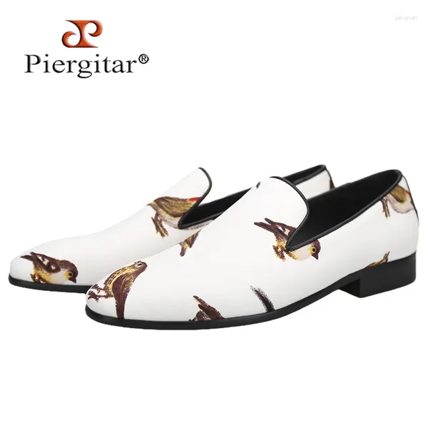 Повседневная обувь Piergitar 2024 Белый цвет атласные мужские лоферы с птичьей печатью модной вечеринки и банкет