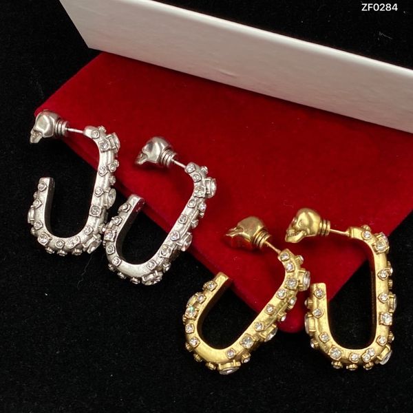 Новые разработанные женщины болтают серьги из черепа Ruby Asymmetry Brass 18k золота.