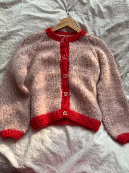 Malhas femininas em pó de contraste de cor suave e feminina combinada com jaqueta de suéter de mohair vermelho brilhante