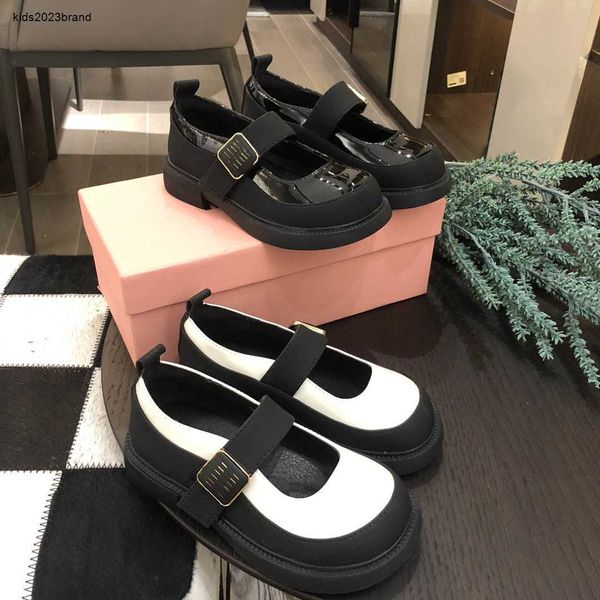 Novos sapatos infantis, design de splicing em preto e branco, tênis de tênis de princesa 26-35, incluindo designer de caixa de sapatos, sapatos planos de bebê 24 de maio