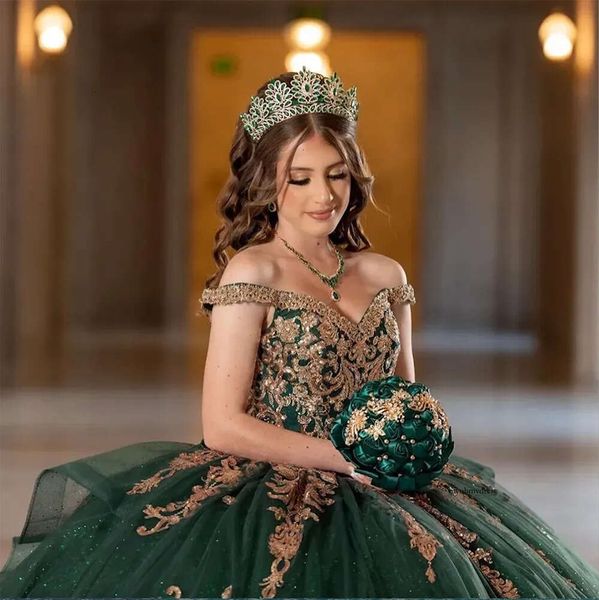 Emerald Green Quinceanera Kleider für 16 Mädchen V-Ausschnitt von der Schultergold Applizes Perlen Prinzessin Ballkleider Geburtstag Prom Kleid Vestos de 0509