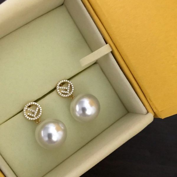 Klassischer Designer Perle Hoop Ohrringe kostenlos Logo Box Ohrring für Frauen Luxus Jewerlry Golden zwei Buchstaben geformte Weihnachtsgeschenke 2211240 220t