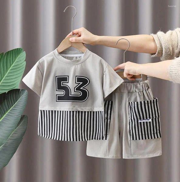 Set di abbigliamento ragazzi estate 2024 in stile bambini lettere a strisce per neonati magliette casual e pantaloncini da 2 pezzi da percorsi per bambini abiti per bambini