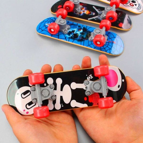 Turtle Scooter Fingertip Mini Toy Parrot Skateboard Model pendente