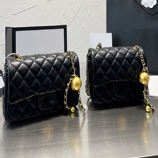 Ladies Flap mini bolsas de designer crossbody de cor de cor de ovelha sólida bolsas clássicas de pele de ovelha pequena diamante de ombro de ombro de correio de bola dourada q 3069