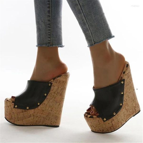 Slippers Rivet Peep Toe Platform Wedge Summer Shotos refrescantes Mulher Sexy Super High Sandal Black Tamanho 35-42 Zapatillas Mujer